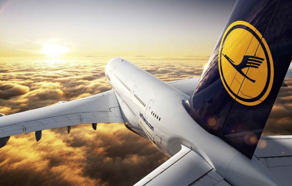 Логотип Люфтганза на черном хвосте самолета