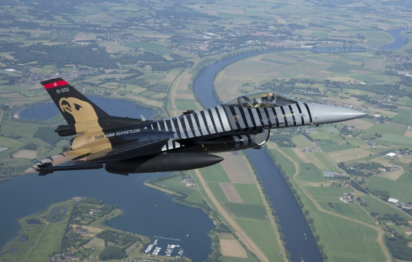 Военный самолет F-16 в небе Турции