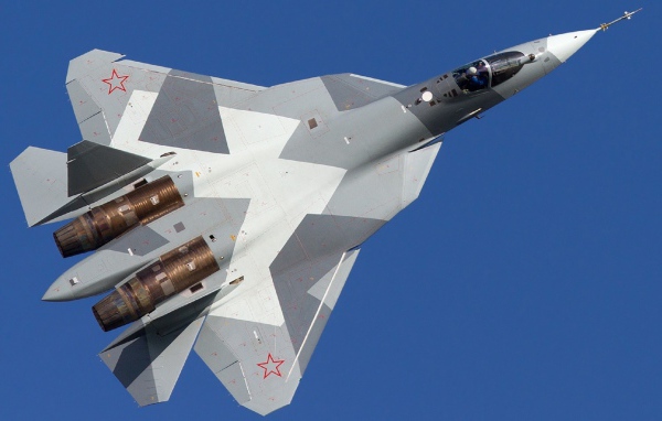 Военный самолет T-50 на фоне неба