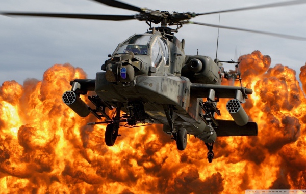 Военный вертолет на фоне огня