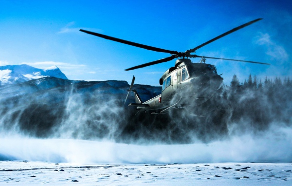 Военный вертолет садится на снег в Норвегии