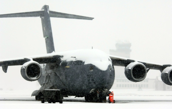 Военно транспортный самолет C-17 Globmaster замело снегом