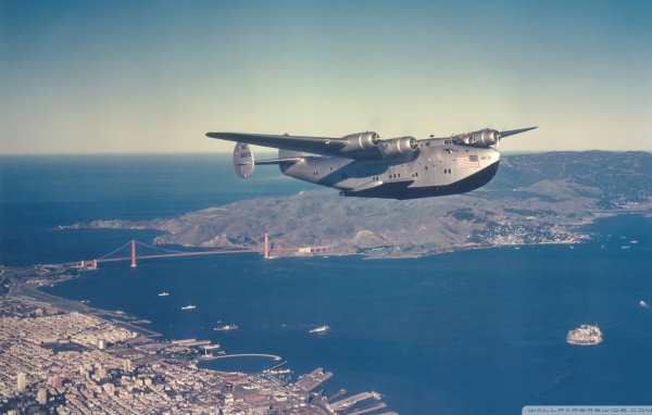 Военно транспортный самолет над Сан-Франциско