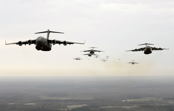Военные транспортники C-17 Globmaster готовятся к десанту