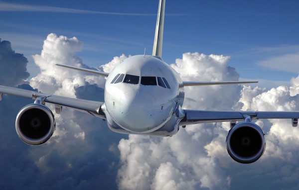 Пассажирский Boeing 737 на фоне облаков