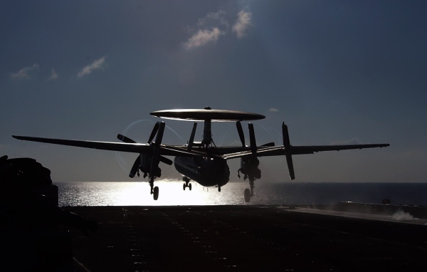 Самолет радиоразведки E-2 Hawkeye на взлете