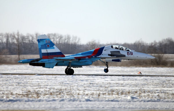 Российский самолет СУ-27 на зимнем аэродроме