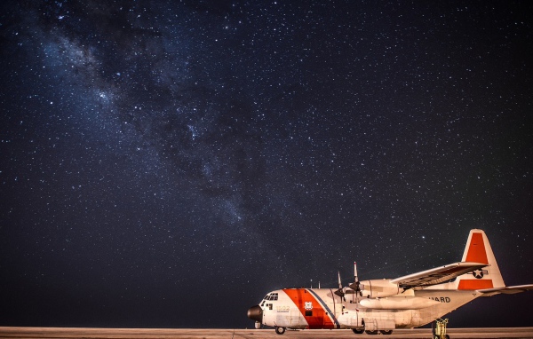 Небольшой самолет на фоне Млечного пути