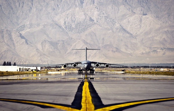 Самолет C-17 Globmaster на северном аэродроме