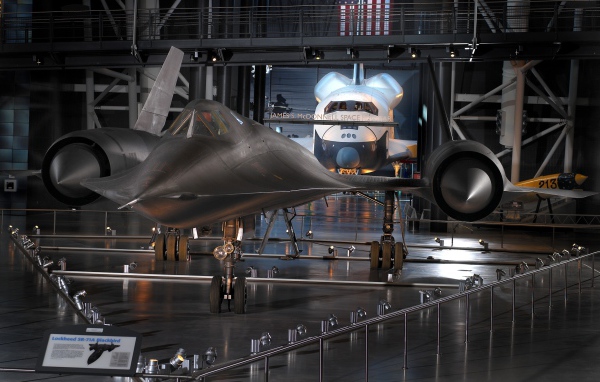 Самолет Lockheed SR-71 на фоне шаттла