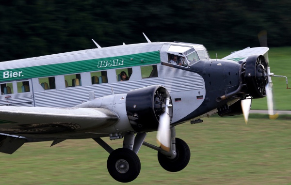 Старинный пассажирский самолет Junkers Ju 52-3m