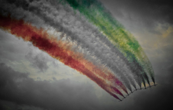 Густой красочный дым от самолетов