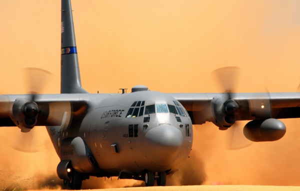 Транспортный самолет AC-130 садится на песок