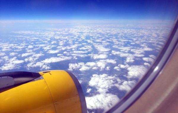 Вид из окна желтого самолета