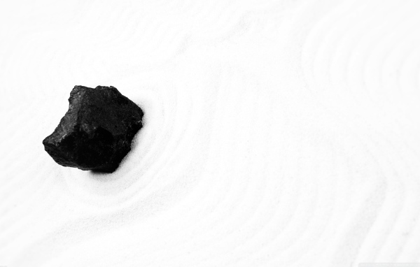 Кусочек угля на белом снегу