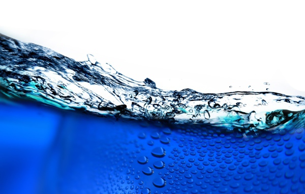 Пузыри воздуха в синей воде