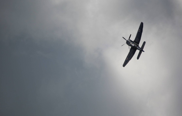 Черный самолет, серый фон