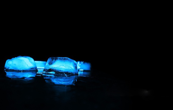 Голубые кубики льда на черном фоне