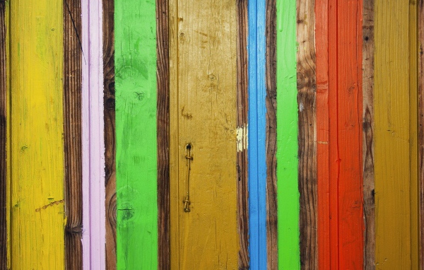 Доски окрашены в разные цвета