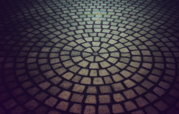 Брусчатка образует круг