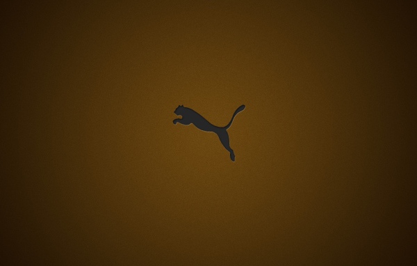 Логотип фирмы Пума на коричневом фоне
