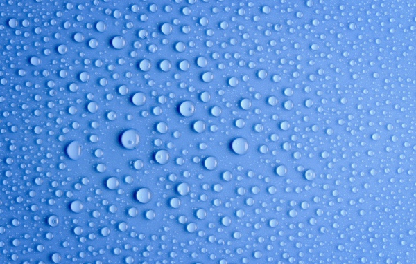 Конденсат на голубом фоне