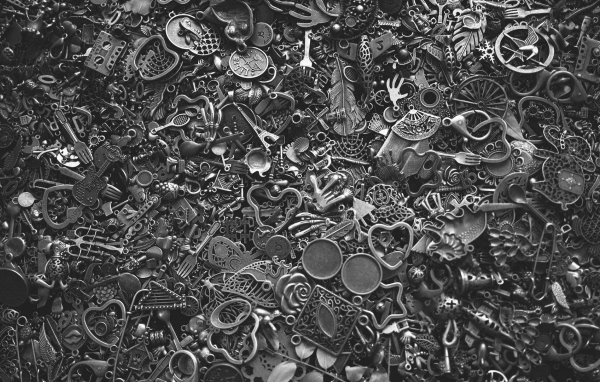 Детали из железа, серый фон