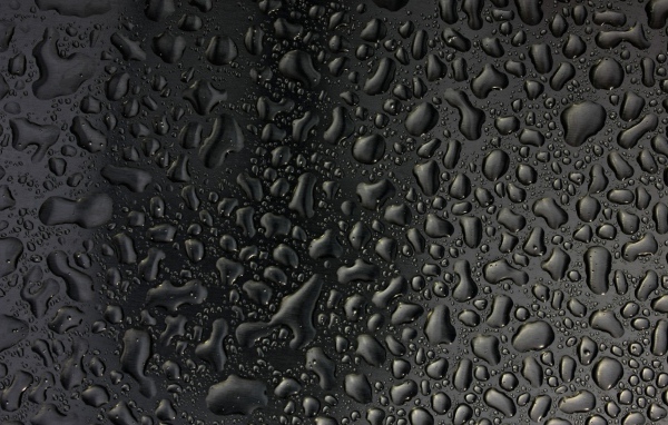 Капли конденсата, черный фон