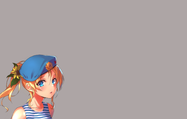 Девушка в военной форме, серый фон