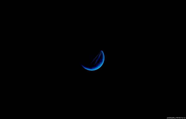 Половинка голубой луны на черном фоне