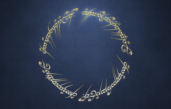 Надписи с Кольца всевластия на синем фоне