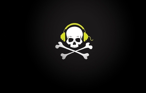 Череп пирата в желтых наушниках