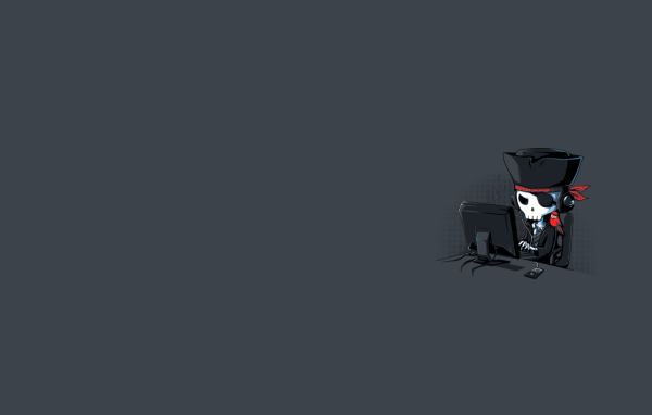 Пират за компьютером, серый фон