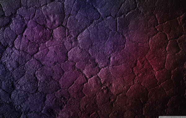 Фиолетово розовая сухая земля