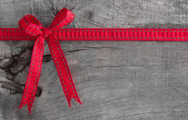 Красный бант не серой доске