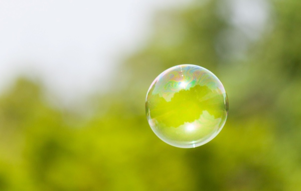 Мыльный пузырь на фоне зелени