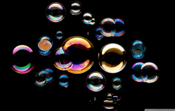 Мыльные пузыри на черном фоне
