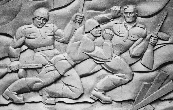 Барельеф с солдатами Второй мировой войны