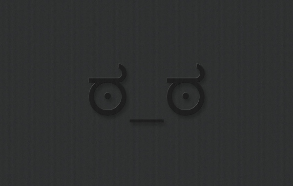 Серая мордочка на сером фоне