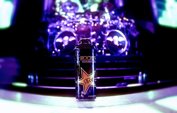 Банка с напитком Rockstar