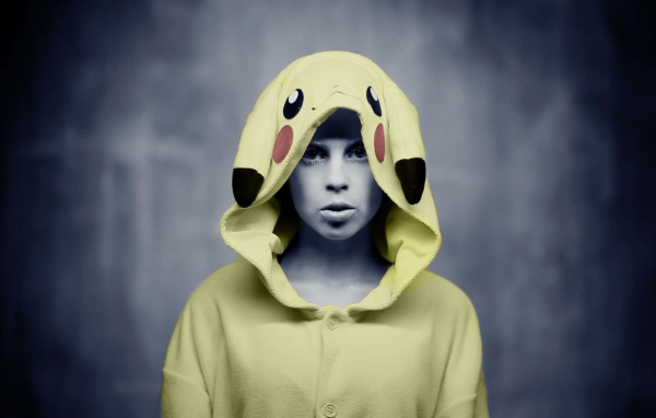 Девушка в накидке покемона