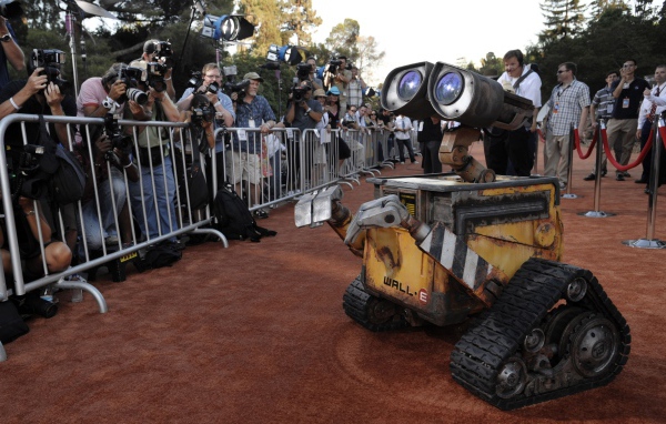Робот WALL·E перед фанатами