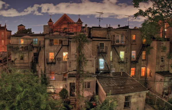 Задний дворик жилого дома