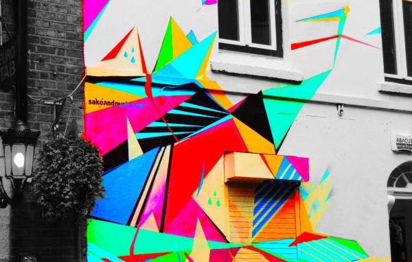 Яркие краски на стене дома в Дублине