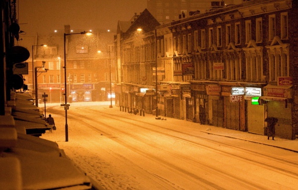 Пустынная зимняя улица в американском городе