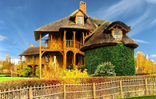 Зеленая беседка у деревянного дома