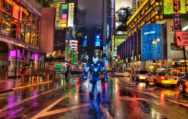 Железный человек идет по Нью-Йорку