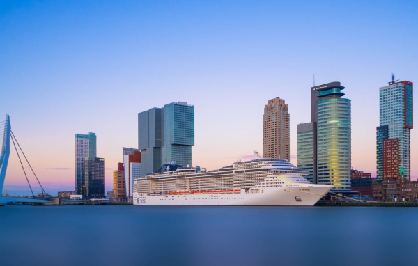 Лайнер на фоне небоскребов в Роттердаме