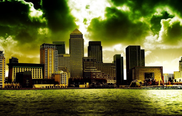 Мегаполис под зелеными облаками