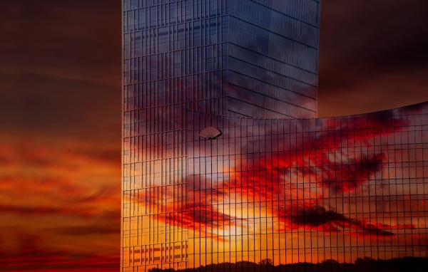 Зеркальный небоскреб в Китае